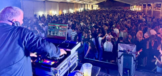 DJ Pika pinchando ante multitud